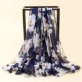 Koreanischer Stil blumenbedruckter Chiffon Strand Schal Damen Sommer Urlaub Tuch - Chiffon-Pfingstrosen in Marineblau