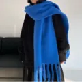 Blauer flauschiger dicker Winterschal mit Fransen, kuscheliger Oversize-Stil für Damen. - 35X230cm / Saphirblau