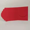 Élégante carte d'invitation rouge avec bords festonnés et pochette intérieure. - Rouge