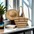 Elegante borsa tote in paglia stile francese con strisce nere per vacanze al mare - Set Cappello & Borsa / Righe Larghe Nere Cachi