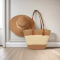 Borsa tote in paglia bicolore con manici marroni e cappello da spiaggia a tesa larga abbinato - Set Cappello & Borsa / Spiga Acciaio