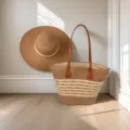 Elegante borsa da spiaggia in paglia intrecciata con manici in pelle marrone scuro - Set Cappello & Borsa / Treccia a Sei Capi Cachi