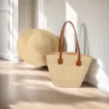 Grande borsa tote in paglia intrecciata con manici in pelle marrone per vacanze al mare. - Set Cappello & Borsa / Motivo Beige