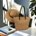 Grande borsa tote in paglia intrecciata con manici neri per vacanze estive al mare. - Set Cappello & Borsa / Cachi con Manico Nero