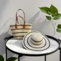 Borsa tote in paglia a righe e cappello da sole abbinato per vacanze estive al mare - Set Cappello & Borsa / Beige a Strisce Nere Larghe