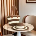 Borsa tote in paglia a righe marroni e bianche con cappello da sole coordinato set - Set Cappello & Borsa / Strisce Caffè Scuro e Beige