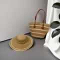 Borsa tote in paglia intrecciata e cappello da sole abbinato per vacanze estive - Set Cappello & Borsa / Strisce Larghe Cachi e Beige