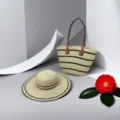 Grande borsa in paglia a righe e cappello da sole a tesa larga abbinato per vacanze al mare - Set Cappello & Borsa / Beige a Righe Nere
