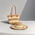 Elegante set di due pezzi con borsa da spiaggia in paglia a righe e cappello da sole abbinato - Set Cappello & Borsa / Strisce larghe kaki e beige