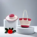 Set borsa in paglia e cappello da sole a righe rosse e bianche per vacanze al mare. - Set Cappello & Borsa / Rosa rosso e bianco