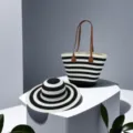 Elegante borsa tote in paglia a righe bianche e nere con cappello da sole coordinato - Set Cappello & Borsa / Stampa zebrata