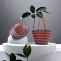 Borsa tote in paglia a righe blu e arancioni e cappello da sole abbinato per la spiaggia - Set Cappello & Borsa / Blu navy e arancione intenso