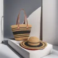 Grande borsa tote in paglia intrecciata e cappello da sole abbinato per le vacanze. - Set Cappello & Borsa / Strisce spesse nere e kaki