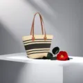 Borsa tote in paglia intrecciata a righe con manici marroni per le vacanze estive - Set Cappello & Borsa / Beige con Strisce Nere di Medio Spessore