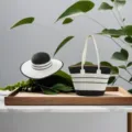 Elegante borsa tote in paglia a righe bianche e nere e cappello da sole coordinato per il mare. - Set Cappello & Borsa / Bianco e nero