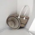 Grande borsa tote in paglia intrecciata e set cappello con strisce blu per la spiaggia - Set Cappello & Borsa / Grigio con due strisce nere