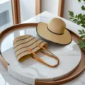 Borsa da spiaggia in paglia intrecciata e set di cappelli da sole abbinati - Set Cappello & Borsa / Marrone Chiaro con strisce nere