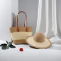 Set borsa tote in paglia intrecciata e cappello coordinato beige e marrone scuro. - Set Cappello & Borsa / Cachi e Bianco Sporco a Righe