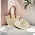 Elegante set composto da borsa in paglia beige e cappello da sole per le vacanze - Set Cappello & Borsa / Beige con Rete