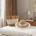Set borsa tote in paglia intrecciata e cappello a tesa larga per vacanze alla moda - Set Cappello & Borsa / Cachi con Rete Bianca
