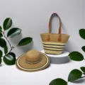 Borsa tote in paglia intrecciata e cappello da sole coordinato per la spiaggia - Set Cappello & Borsa / Strisce Beige e Marrone Scuro
