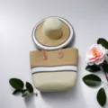 Elegante borsa in paglia a righe e cappello da sole abbinato per vacanze estive al mare - Set Cappello & Borsa / Bianco Crema