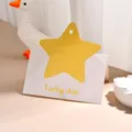 Tarjeta de felicitación plegable con estrella amarilla recortada, nota de mensaje escribible. - Variante Estrella de la Suerte / Tarjeta de Estilo Fresco Con Agujero