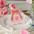 Aquarell 3D Geburtstag Grußkarte rosa Kuchen rote Schleife minimalistische Nachricht für Blumen. - Geburtstagstorten-Segenskarten - Nr. 10 / 10er Pack
