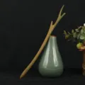 Vue détaillée de l'épingle à cheveux en bois de santal vert avec une jolie forme de branche. - Corne de dragon