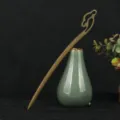 Détail de pince à cheveux en bois de santal vert, style chinois rétro et élégant pour chignon. - Nuage Coloré
