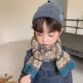 Set berretto in maglia invernale per bambini e sciarpa con motivi colorati per ragazzi e ragazze - 20x130 cm / Beige Blu Caffè