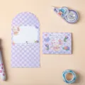 Lindo juego de tarjetas de felicitación y sobres a cuadros morados con conejito y flores. - Conejo de Flores
