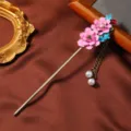 Bacchetta per capelli vintage in stile cinese con fiori di smalto rosa e nappe di perle. - Stile Dea dei Fiori 1