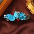 Nahaufnahme des Retro chinesischen blauen Emaille Haarklammer mit filigranem Blumendesign. - Emaille Blume Göttin Stil 2