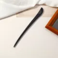 Primo piano dettagliato di un bastoncino per capelli in ebano vintage con dettaglio. - Capricorno / Nero