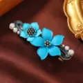 Detaillierte Nahaufnahme der blauen Emaille-Blütenfeder-Haarklammer mit künstlichen Perlen. - Emaille Blume Göttin Stil 9