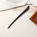 Dettaglio del bastoncino per capelli in ebano vintage con elegante design di costellazione. - Leone / Nero