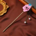 Spilla per capelli vintage in metallo stile cinese con fiore smaltato e nappa di perle. - Stile Dea dei Fiori 5