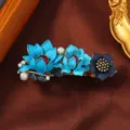 Nahaufnahme Detail der Retro blauen Blumen Feder Haarklammer mit Perlen und Vintage Design. - Emaille Blume Göttin Stil 8