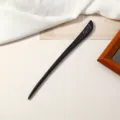 Dettaglio del bastoncino per capelli in legno di ebano nero con intarsio di costellazione. - Scorpione / Nero