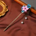 Dettaglio di forcina per capelli in stile cinese vintage con fiori smaltati, perle e nappe. - Stile Dea dei Fiori 9