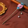 Primo piano di un fermaglio per capelli floreale smaltato in stile cinese con perle e catene. - Stile Dea dei Fiori 10