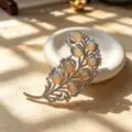 Vintage luxury court style feather brooch crystal rhinestone metal jacket corsage pin chic - Champagne