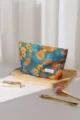 Dettaglio borsa trucco in jacquard floreale vintage, elegante astuccio in tessuto. - Blu con fiori gialli / Taglia L