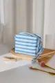Bolsa de cosméticos a rayas azules y blancas, neceser de maquillaje portátil con asa trenzada. - Bolso Almohada / Rayas Azules