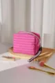 Bolsita de maquillaje a rayas rosa, neceser cosmético de gran capacidad con correa trenzada. - Bolso Almohada / Rosa intenso
