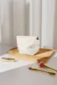 Bolsita de maquillaje de rayas blancas con cremallera de flor, estuche portátil. - S / Rayas Blancas