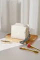 Bolsa cosmética de tela blanca con correa trenzada negra, neceser de maquillaje grande. - Bolso Almohada / Rayas Blancas