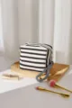Bolsa de maquillaje a rayas blancas y negras, estuche cosmético portátil con asa resistente. - Bolso Almohada / Rayas Blancas y Negras