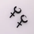 Nahaufnahme von schwarzen Edelstahl Kreuz Creolen mit glattem Finish und Anhänger Design. - Schwarz